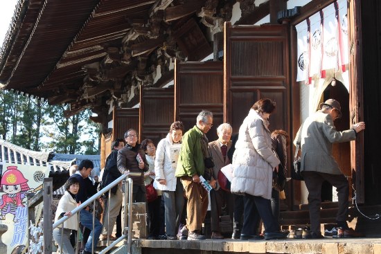 4779-13.12.3鶴林寺　本堂へ入る皆様.jpg